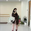 Suzy saat latihan ballet, bawa banyak barang