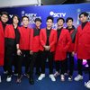 Selain aktor dan aktris, ada pula grup populer UN1TY yang ikut bergaya di red carpet SCTV Awards 2021. Mereka tampil ganteng, kompak pakai outfit warna merah hitam.