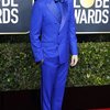 Sacha Baron Cohen menjadi pusat perhatian dalam balutan setelan jas serba biru. Alih-alih terlihat keren, bintang film BORAT ini justru bikin yang melihatnya mengerutkan alis.