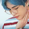 V BTS Berkacamata