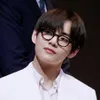 V BTS Berkacamata
