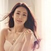 Choi Ji Woo sudah 44 tahun. Aktris yang namanya bersinar berkat Winter Sonata ini juga kayak minum ramuan anti tua.