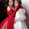 Bawang Merah-Bawang Putih berkisah tentang dua wanita yang punya karakter yang berbeda. Perbedaan mencolok juga begitu terasa di outfit Aulia dan Putri.