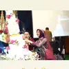 Detik-detik kue pernikahan Danang DA ambruk.