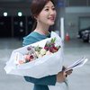 Kim Hee Ae semakin populer luar biasa berkat drama THE WORLD OF THE MARRIAGE. Kim Hee Ae berusia 54 tahun dan masih laris banget sebagai bintang utama drama karena memang aktingnya sebagus itu.