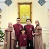 Arie Untung dan Fenita Arie pose dengan busana sarimbit bareng anak-anak