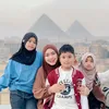 Oki Setiana Dewi bersama anak-anaknya saat di Mesir