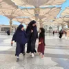 Shireen Sungkar bersama dua putrinya saat umrah