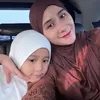Ryana Dea selfie bersama anak perempuannya