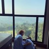 Selain itu Ayu juga menginap di sebuah hotel di Kota Bandung. Ia dan putri semata wayangnya, Bilqis mendapat kamar dengan pemandangan indah berupa hamparan padang rumput serta pegunungan. 