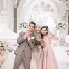 Seleb Dapat Lemparan Bucket Bunga dari Pengantin