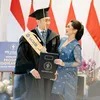 aliya rajasa di wisuda suami