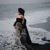 Ariel Tatum pakai batik di pantai