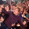 7 Popstar Dunia Ini Pernah Lakukan \&#039;Crowd Surfing\&#039;, Gokil!