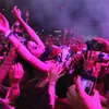 7 Popstar Dunia Ini Pernah Lakukan \&#039;Crowd Surfing\&#039;, Gokil!