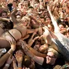 7 Popstar Dunia Ini Pernah Lakukan \&#039;Crowd Surfing\&#039;, Gokil!