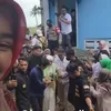 Momen pinggul Lesti dipegang pria asing.