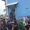 Momen pinggul Lesti dipegang pria asing.