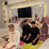 Ria Ricis dan keluarga Aisar Khaleed sholat jamaah