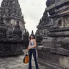 Acha Septriasa di Candi Prambanan tampil kasual 