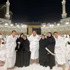 Adiba Khanza dan Egy Maulana Ibadah Umrah