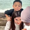 Air Rumi Anak Irish Bella lengket dengan kakak sambungnya