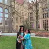 Amel Carla hadiri wisuda kakaknya