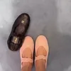 Angel Karamoy mencoba sepatu baru.