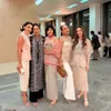 Artis Hadiri Fashion Show Sapto Djojokartiko