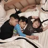 tidur bareng anak, seleb tidur bareng anak