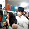 Aurel belajar pakai hijab