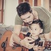 Nah, begini nih potret Donny Michael saat mengajari putranya bermain gitar. 
