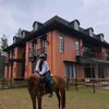  Zaskia Sungkar pose naik kuda di depan vila pribadi