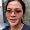 Bella Bonita pakai kacamata