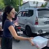 Bella Bonita bagi-bagi daging kurban di pinggir jalan