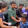Bella Bonita dan denny caknan bagi-bagi daging kurban