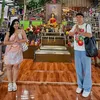 Boiyen dan Anwar BAB kunjungi kuil Liburan di Thailand