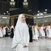 Potret Cantik Angbeen Rishi dengan Hijab Panjang saat Umroh