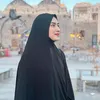 Potret Cantik Angbeen Rishi dengan Hijab Panjang saat Umroh