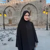 Potret Cantik Angbeen Rishi dengan Hijab Panjang saat Umroh