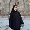 Potret Cantik Angbeen Rishi dengan Hijab Panjang saat Umroh