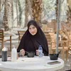 Potret Cantik Angbeen Rishi dengan Hijab Panjang saat Umroh
