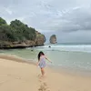 Potret Cantik Happy Asmara Liburan di Pantai