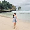 Potret Cantik Happy Asmara Liburan di Pantai