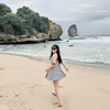 Potret Cantik Happy Asmara Liburan di Pantai