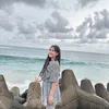 Potret Cantik Happy Asmara Liburan di Pantai