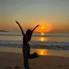 Carmen Melepaskan Rasa Bahagia di Pantai