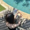 Momen Santai Carmen di Pinggir Kolam