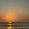 Carmen Memotret Senja di Pantai