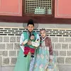 Chand Kelvin dan keluarga pakai hanbok